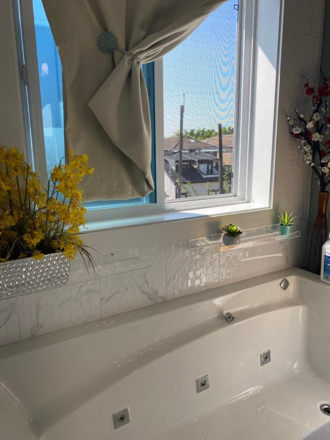 Bed and Breakfast Six Minutes To Rupert Station Vancouver Esterno foto